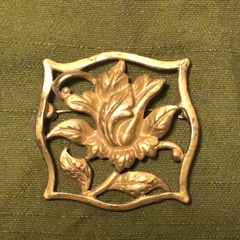 Vintage gold tone flower brooch pin